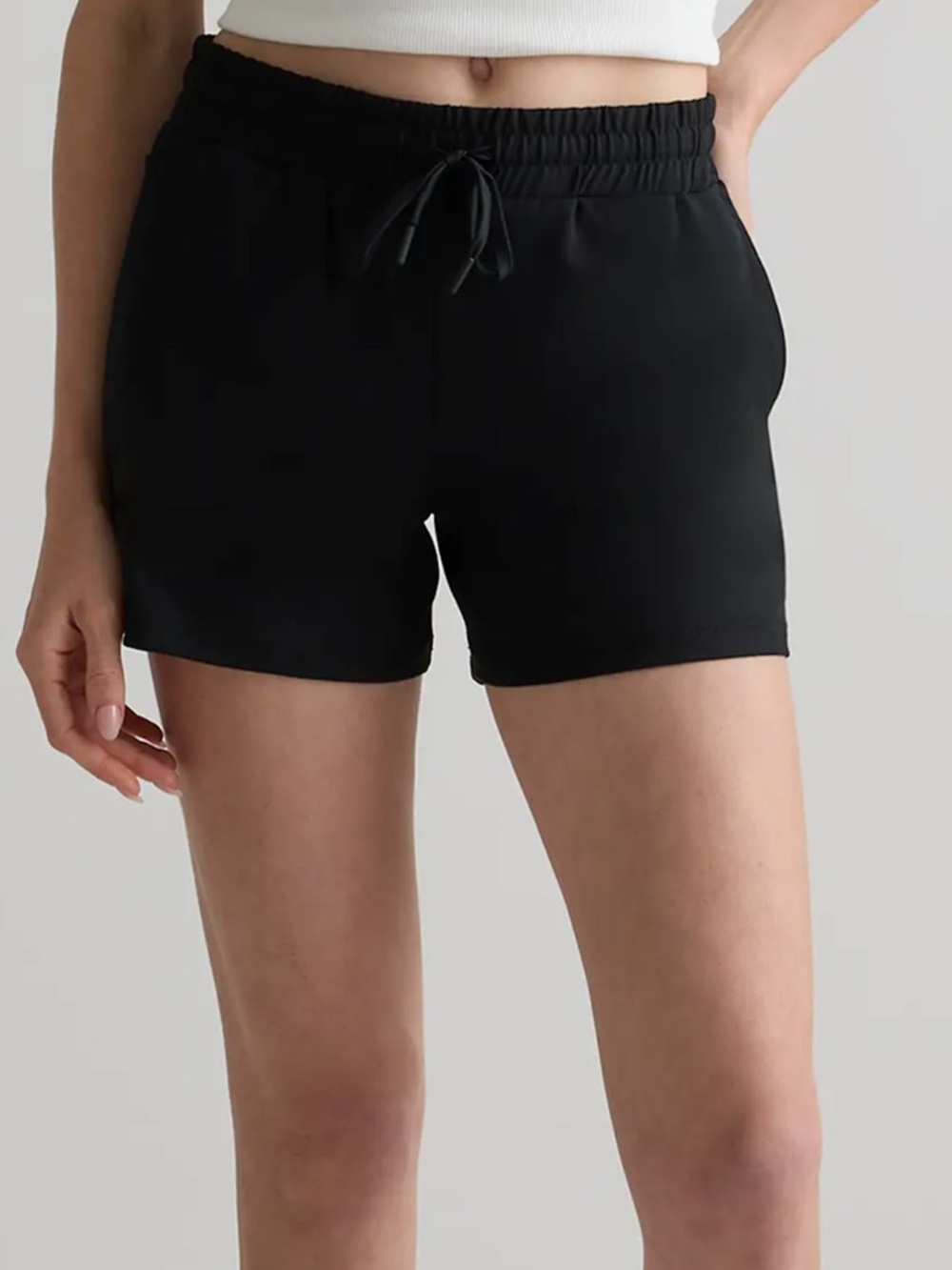 NWOT Quince Flowknit Mid-Rise Short black large